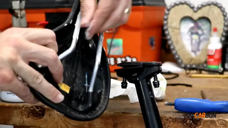 apply-grease-on -new-saddle