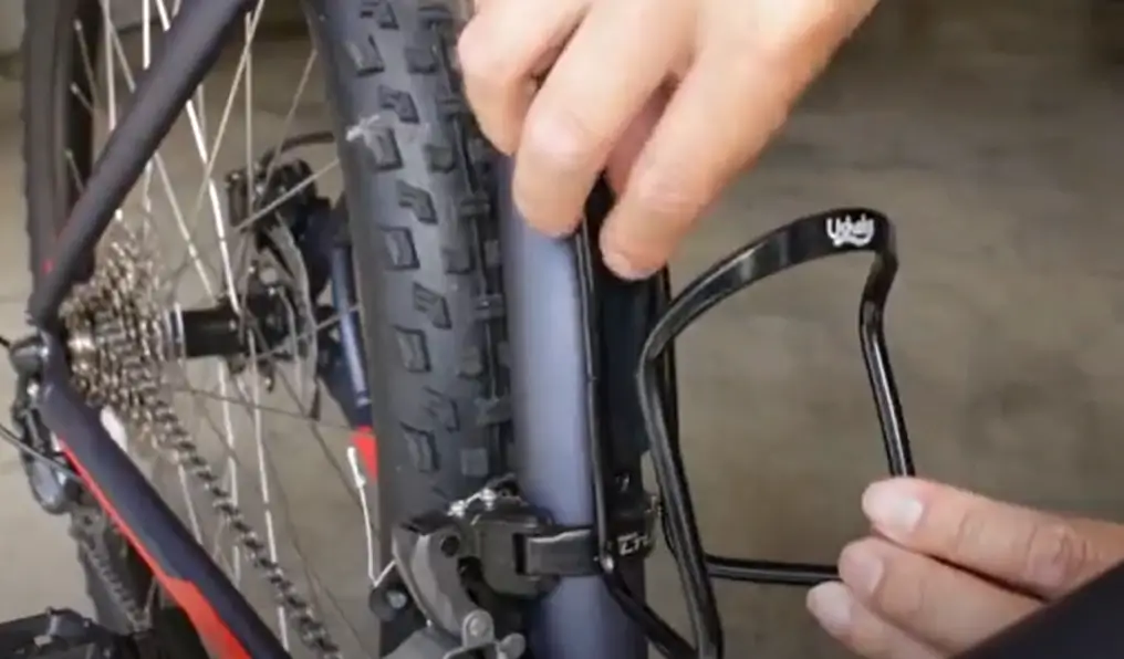 how-to-install-water-bottle-cage-on-bike-3